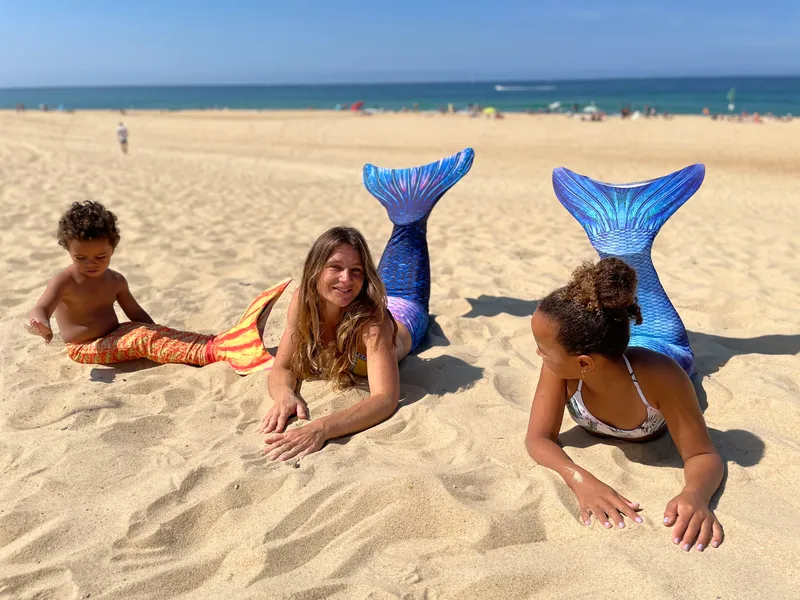 Cours de sirène avec Brasil Sunshine - Danaé et enfants dans un bassin en plein air